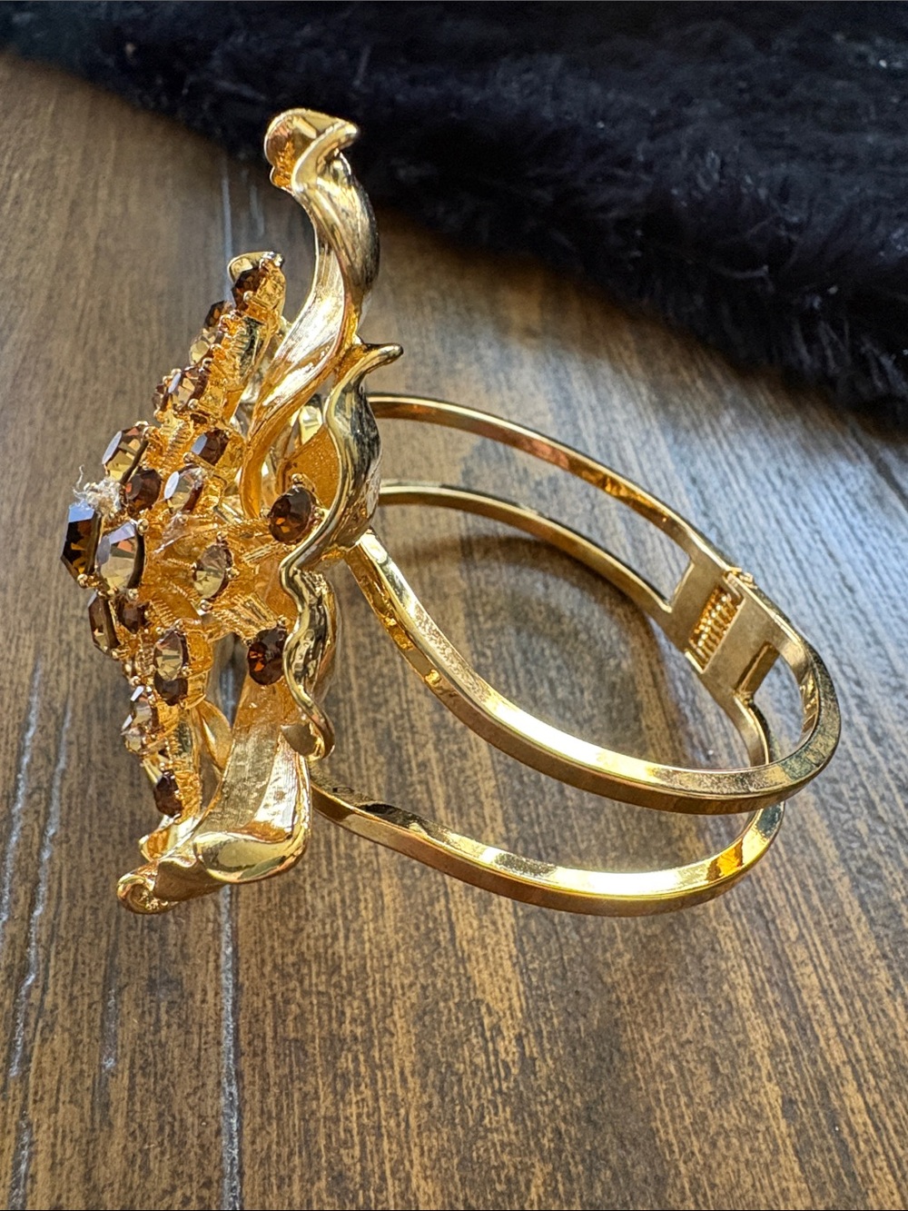 Bangle with rose shape and Crystals